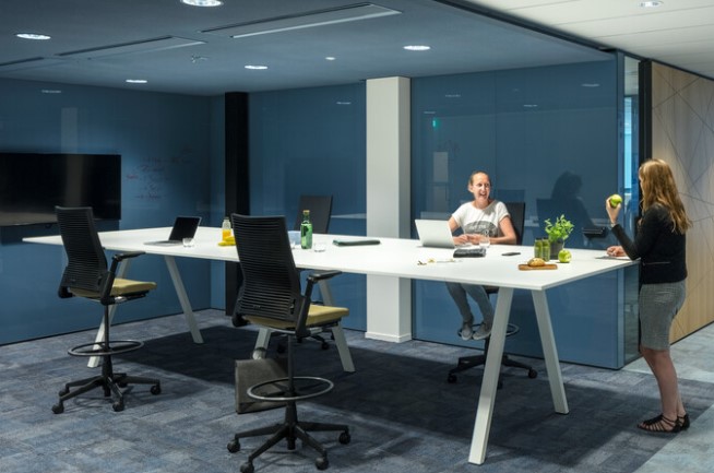 Aero meeting table